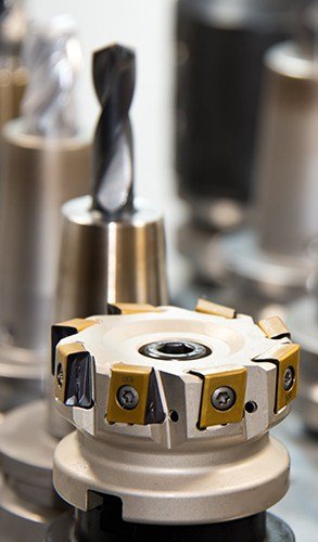 Detalle de componente industrial fabricado con precisión